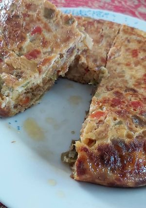 Una foto de Tortilla de calabacín, cebolla, pimiento rojo y verde