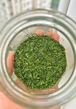 Hình của món Lá Cần Tây Sấy Khô.