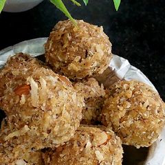 Nariyal gur laddu A picture of Nariyal gur laddu.