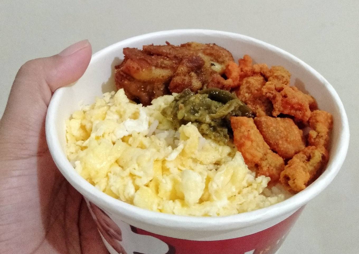 Chicken Ricebowl (ayam goreng,kulit ayam krispi,telur scramble)