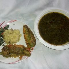 A picture of Bathua bhaji with mirchi ke pakore.
