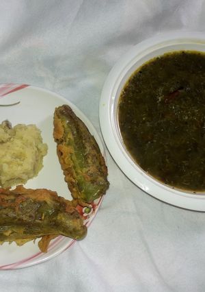 A picture of Bathua bhaji with mirchi ke pakore.