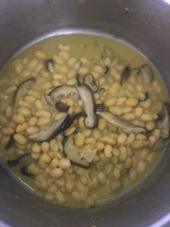 Una foto de Pochas con setas shiitake