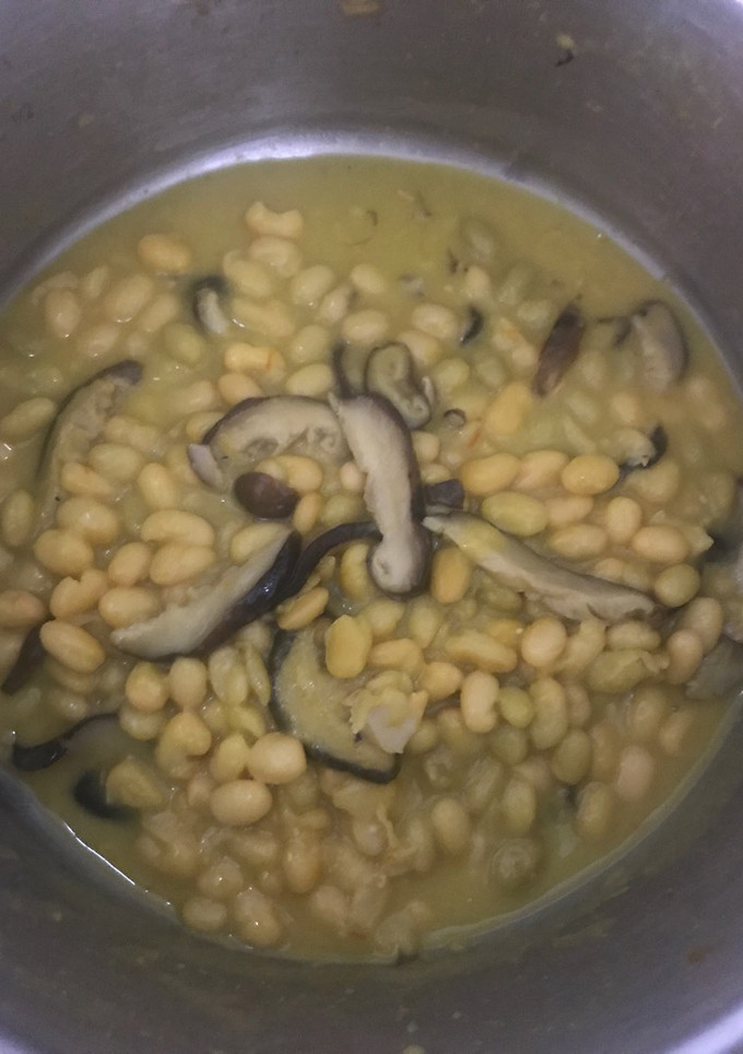 Una foto de Pochas con setas shiitake