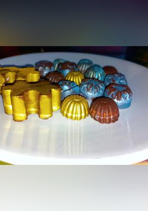 Una foto de Bombones de chocolate relleno de fresas con crema