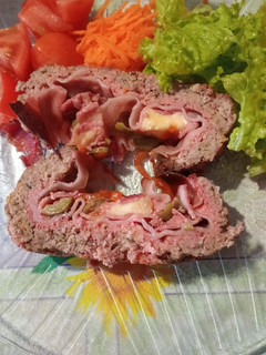 Una foto de Pan de carne relleno de panceta, jamón, queso, morrón y aceitunas