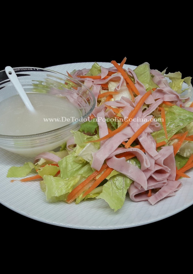 Una foto de Ensalada con salsa china