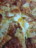 Pizza bacon, tomatiga, ceba, ais, formatge sense lactosa