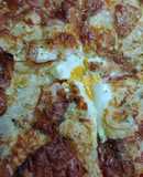 Pizza bacon, tomatiga, ceba, ais, formatge sense lactosa