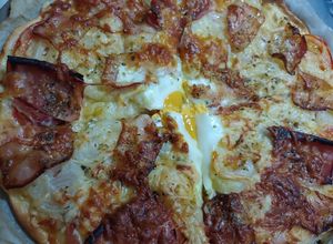 Una foto de Pizza bacon, tomatiga, ceba, ais, formatge sense lactosa
