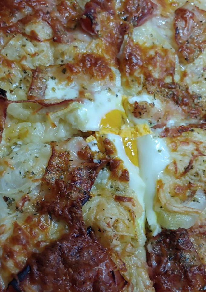 Una foto de Pizza bacon, tomatiga, ceba, ais, formatge sense lactosa