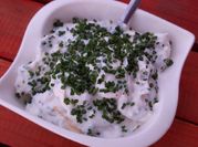 Una foto de queso crema con ciboulette para untar
