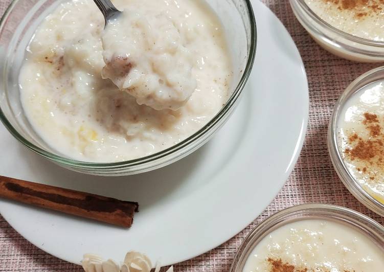 Arroz con leche cremoso con esencia de vainilla