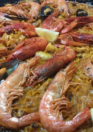 Una foto de Fideuá de marisco