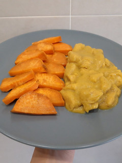 Una foto de Pollo con curry de manzana y mango