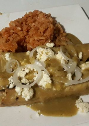 Una foto de Enmoladas verdes de pollo