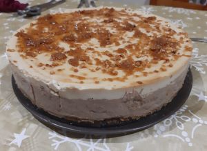 Una foto de Tarta de turrón Suchard y Jijona con galletas Lotus