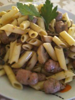 Una foto de Macarrones con champiñones y salchicha