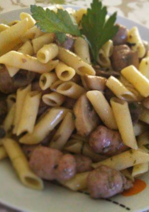Una foto de Macarrones con champiñones y salchicha