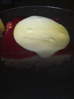 Una foto de Tarta Postre Crema de Limón Gelatina de 🍓con Crema chnatilly 🤩