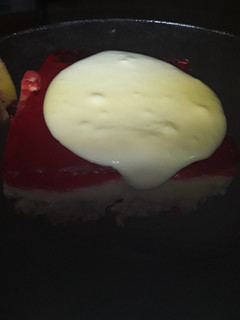 Una foto de Tarta Postre Crema de Limón Gelatina de 🍓con Crema chnatilly 🤩