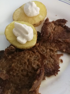 Una foto de Seitán a la cerveza con papas y ajonesa [Vegan]
