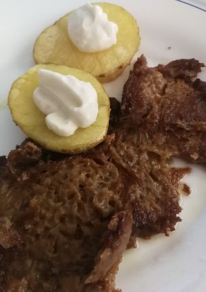Una foto de Seitán a la cerveza con papas y ajonesa [Vegan]