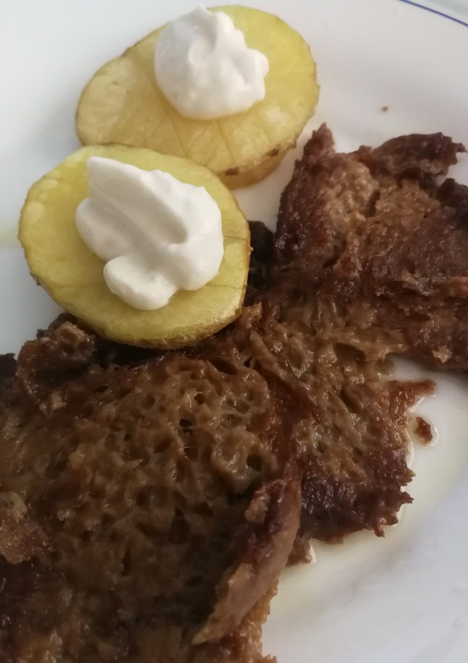 Una foto de Seitán a la cerveza con papas y ajonesa [Vegan]