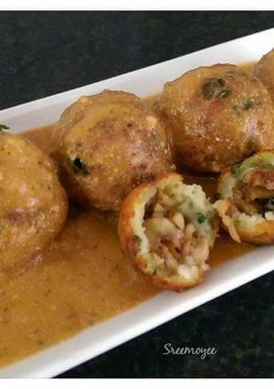 A picture of Mushroom koftas in tomato gravy.