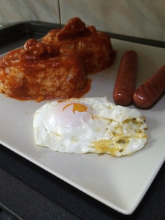 Una foto de Arroz a la cubana con salchichas