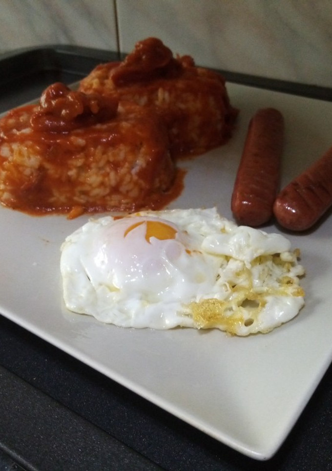 Una foto de Arroz a la cubana con salchichas