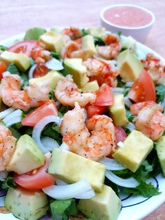 صورة لوصفة سلطة القريدس مع الأفوكا