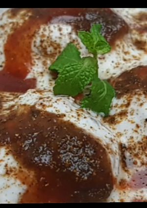 A picture of Dahi Bhalay.