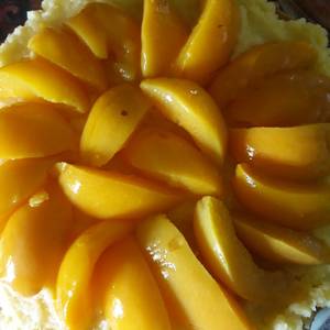 Tarta de crema pastelera con duraznos