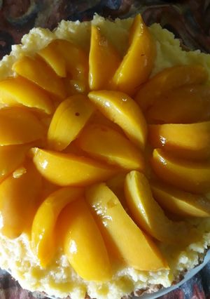 Una foto de Tarta de crema pastelera con duraznos