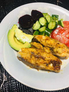 Una foto de Pescado a la plancha con salsa tahini!