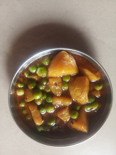 લીલા વટાણા અને બટાકા નું શાક (Green Peas Aloo Shak Recipe In Gujarati) રેસીપી મુખ્ય ફોટો