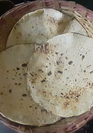तीळ लावलेली बाजरीची भाकरी (Til Lavleli Bajrichi Bhakri Recipe In Marathi) रेसिपी चे मुख्य फोटो