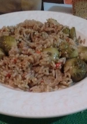 Una foto de Arroz con panceta y repollitos de bruselas