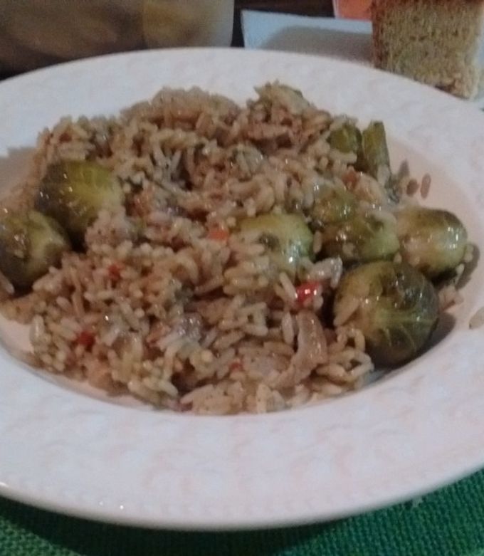 Una foto de Arroz con panceta y repollitos de bruselas