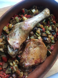 Una foto de Cordero lechal al horno, con timbal de verduras