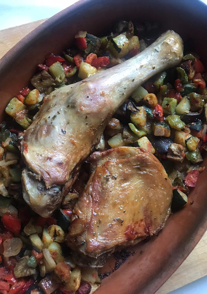 Una foto de Cordero lechal al horno, con timbal de verduras