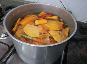 Una foto de Caldo concentrado casero...con cáscaras de verdura!No las tires!