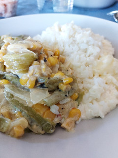 Una foto de Rajas con elotes y arroz con queso y crema
