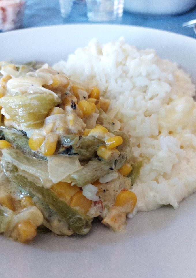 Una foto de Rajas con elotes y arroz con queso y crema