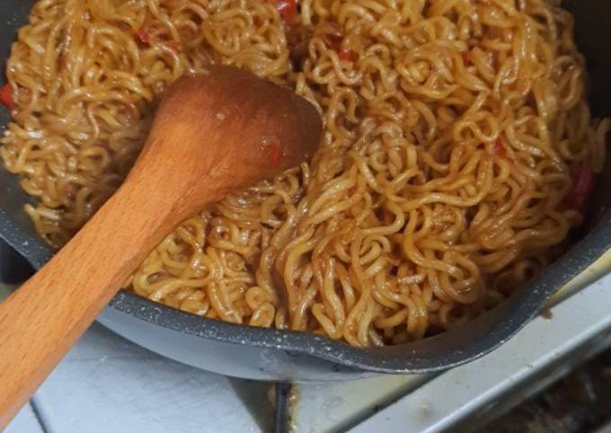 Indomie goreng KW. Bakmi Goreng tektek pedas