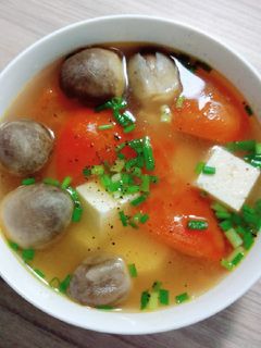 Hình của món Canh cà chua đậu hủ - nấm rơm.