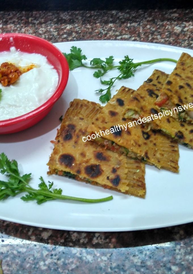 કેરટ ‌- કેબેજ સ્ટફ્ડ પરાઠા (Carrot Cabbage Stuffed Paratha Recipe In Gujarati) રેસીપી મુખ્ય ફોટો