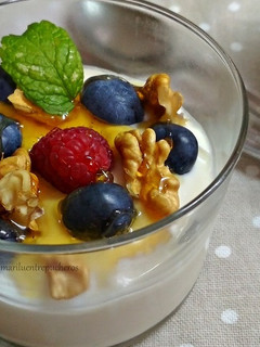 Una foto de Crema de requesón con yogur y frutos rojos
