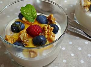 Copas ligeras de yogur con fresones y cereales